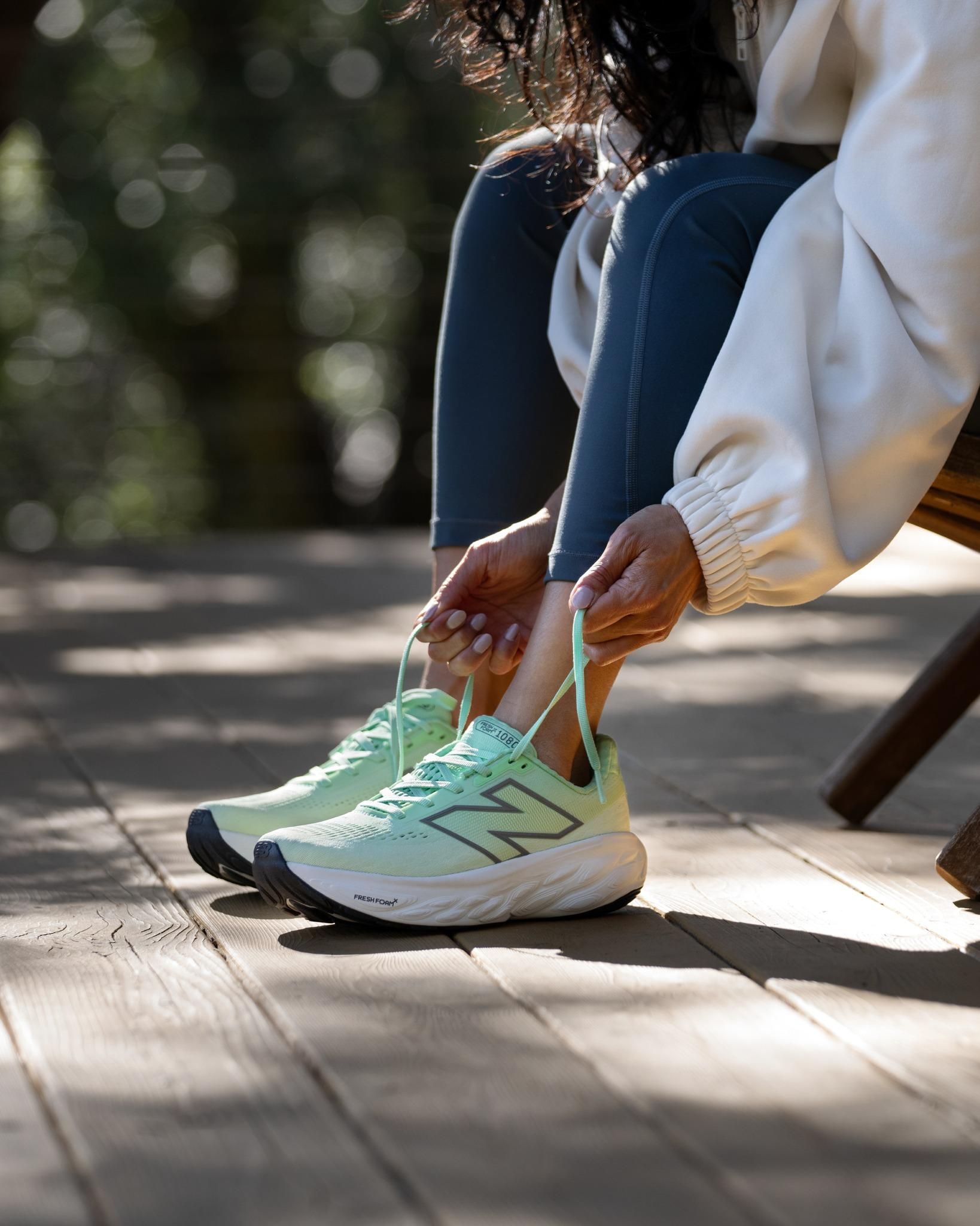žena na lavičce si zavazuje boty