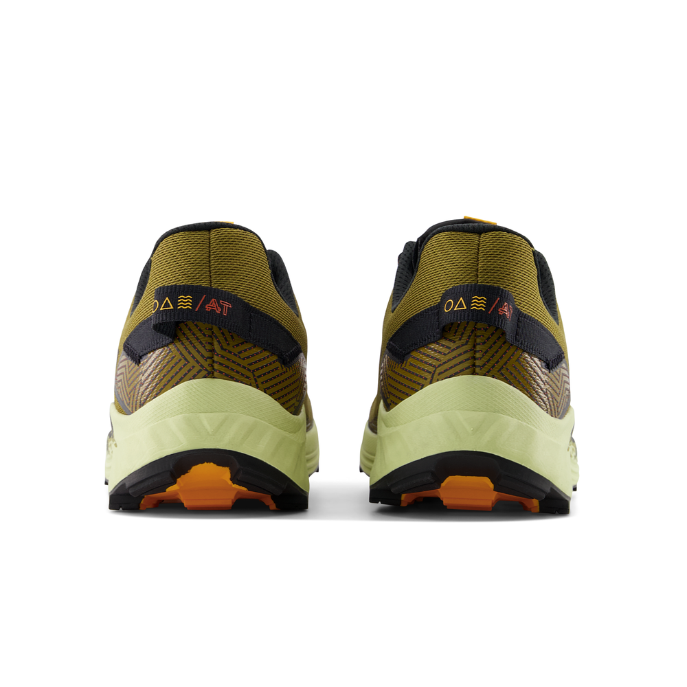 Pánské boty New Balance FuelCell Summit Unknown v4 MTUNKNW4 – zelené