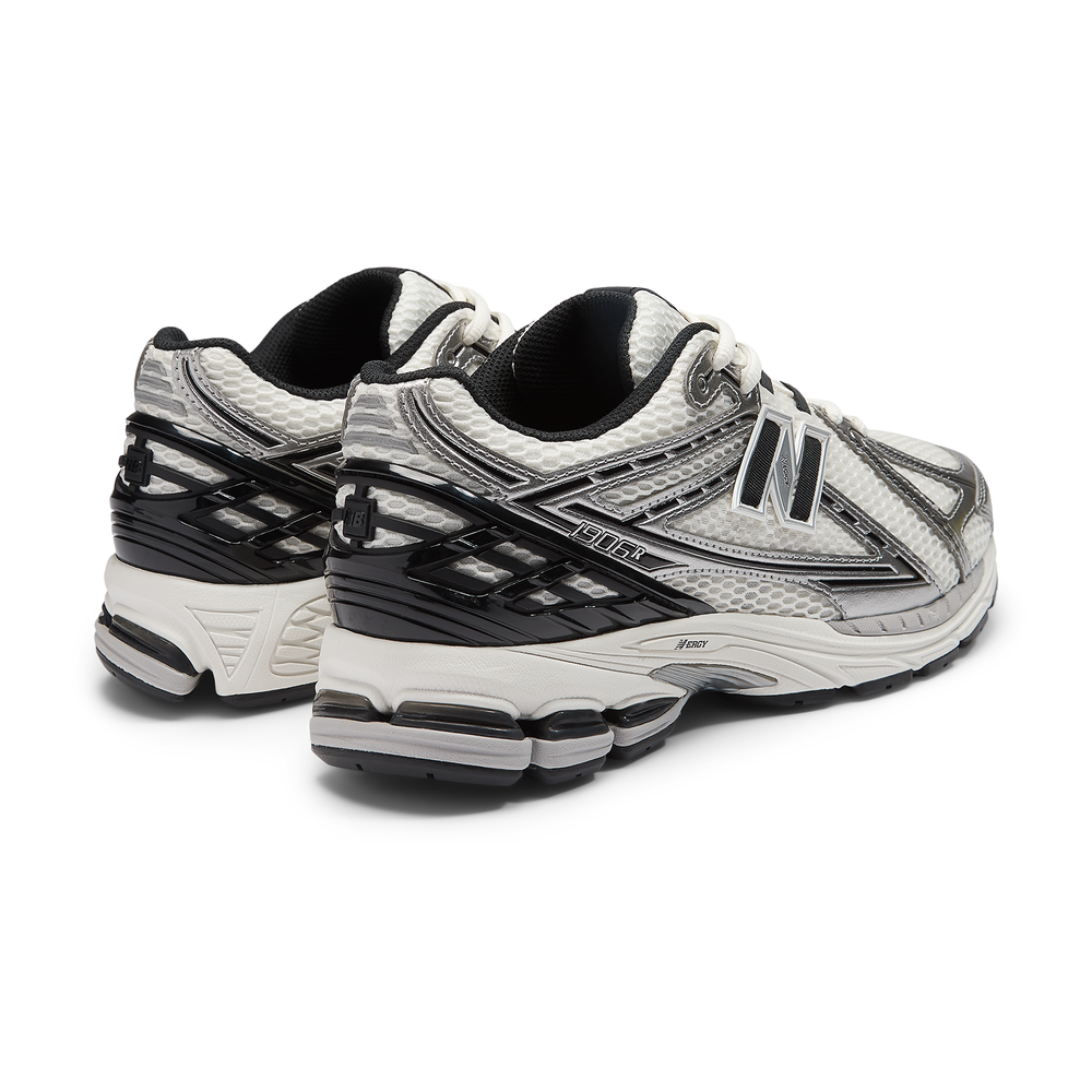 Unisex boty New Balance M1906RER – stříbrný