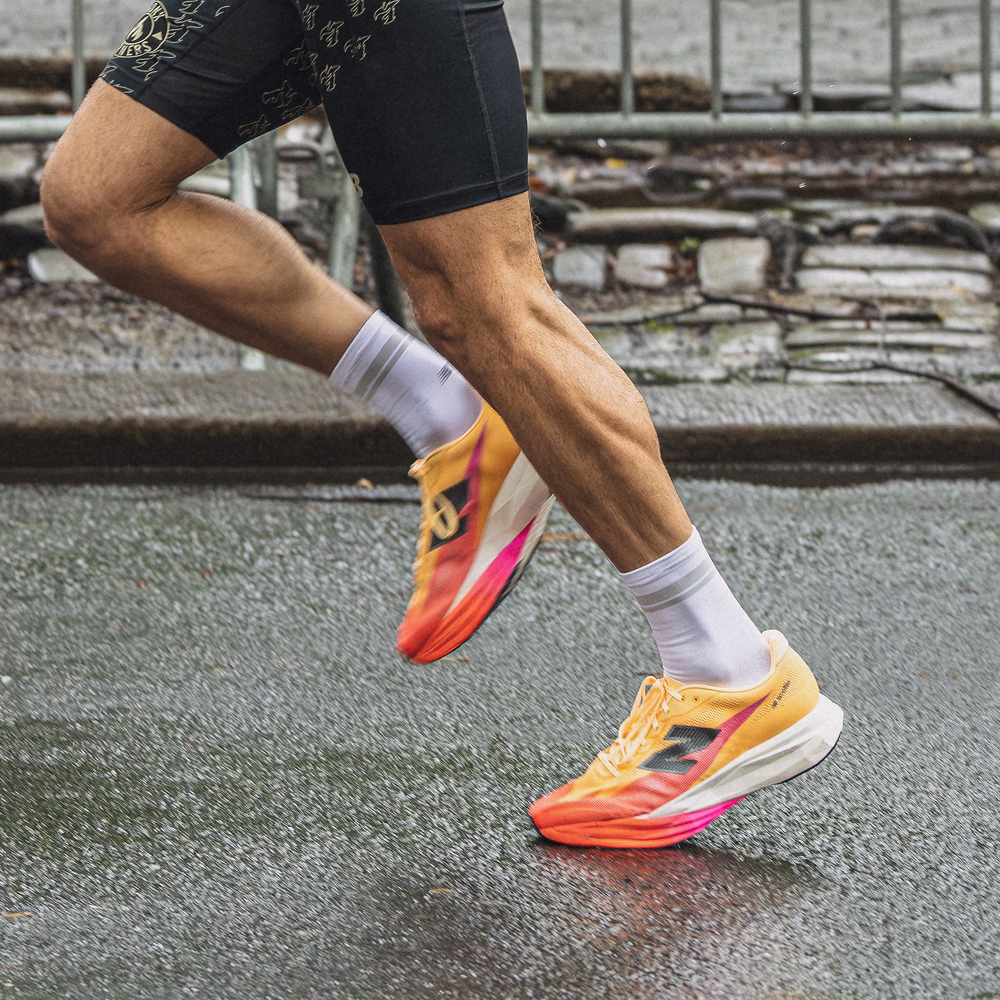 Boty na běhání New Balance FuelCell SC Elite V5 MRCEL3UD – oranžová