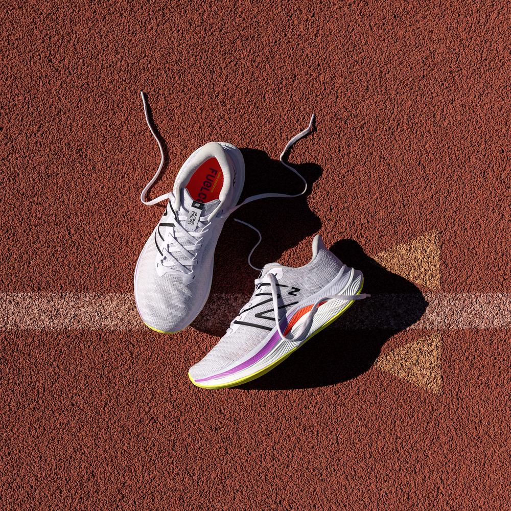 Dámské boty New Balance FuelCell Propel v4 WFCPRLG4 – bílé