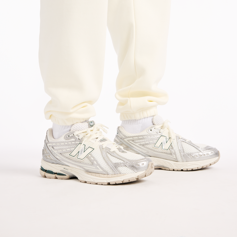 Pánské kalhoty New Balance Reimagined Graphic – béžové