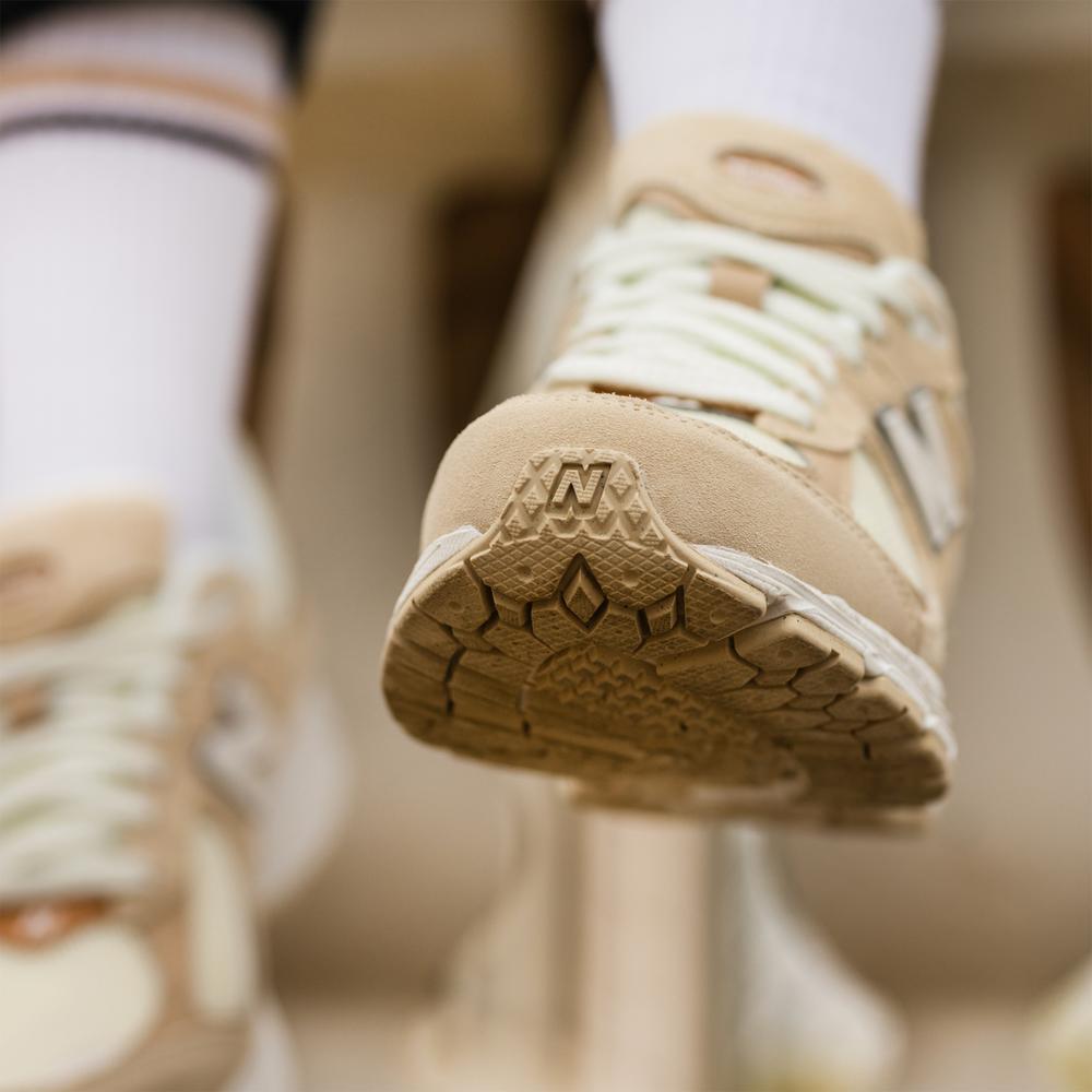 Unisex boty New Balance M2002RSC – béžové