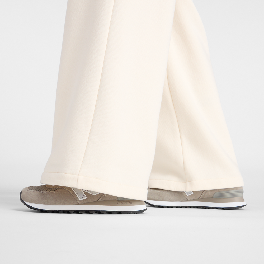 Dámské kalhoty New Balance WP53902PEF – béžové