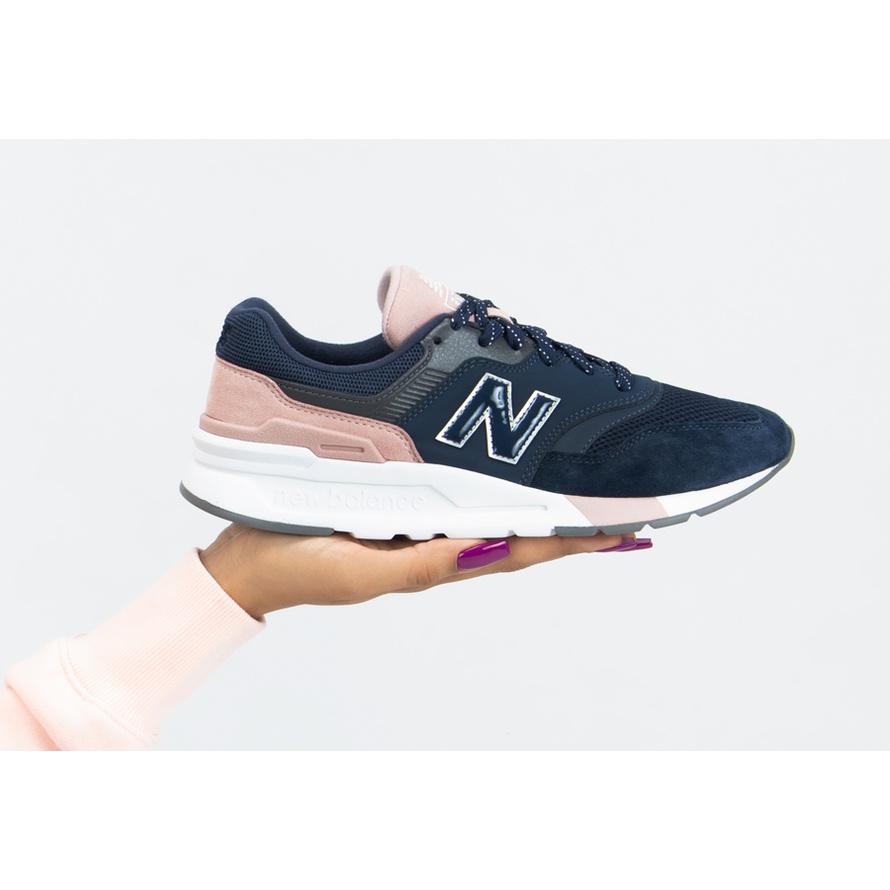 Dámské klasické boty v barvě námořnická modř s růžovou New Balance CW997HYA