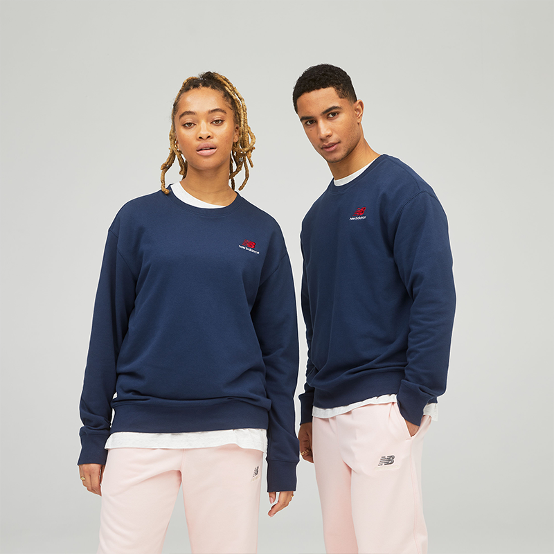 

Klasická mikina New Balance UT21501NGO – tmavomodrá